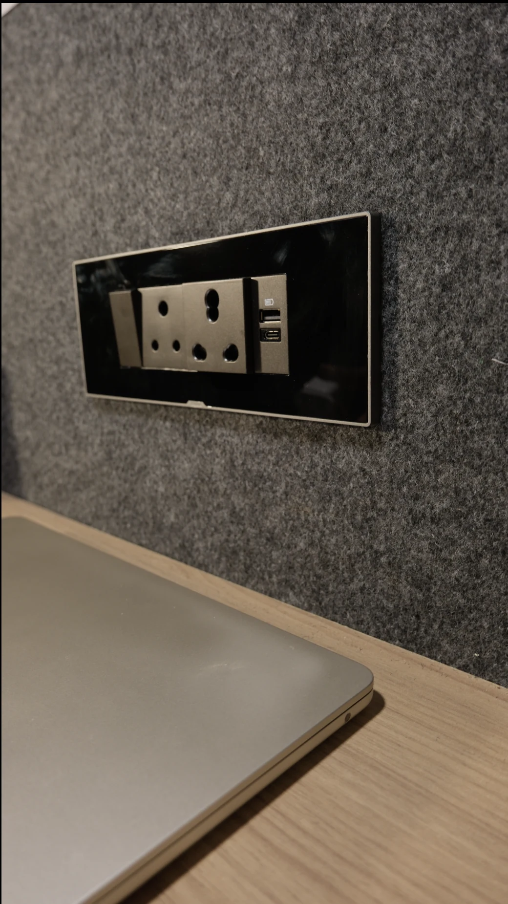 Power socket with USB-A port